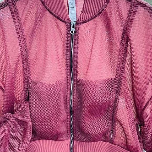 New with tags 
Alo Yoga
Field Crop Top | Jacket 
Color: Rosewood 
Size: XS - Picture 10 of 16